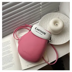 Detailopname van een schattige roze mini-schoudertas met unieke creatieve vorm.