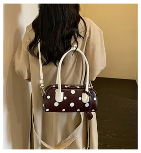 Braune Pünktchen-Bowlingtasche mit weißen Griffen und Punkten, schicke Freizeittasche.