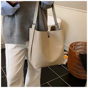Détail de sac cabas motif crocodile beige, sac porté épaule décontracté minimaliste