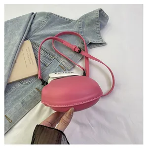 Schattige roze crossbodytas in de vorm van een bokshandschoen met uniek ontwerp voor dames.