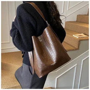 Vue détaillée du sac bandoulière en cuir effet crocodile avec texture et grande capacité.