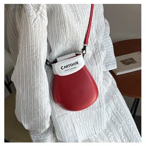 Gedetailleerd overzicht van de unieke rood-witte mini schoudertas met een mooi design.
