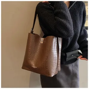 Sac cabas marron effet croco vue détaillée montrant la texture haut de gamme et le design.