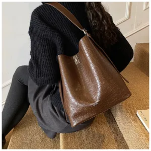 Sac seau marron effet crocodile pour femme, grand sac épaule fourre-tout élégant chic.
