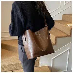 Sac cabas élégant en cuir motif crocodile pour femme, grand sac porté épaule chic et décontracté.