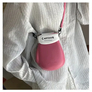 Gedetailleerde opname van een schattige mini crossbody tas in bokshandschoenvorm roze.