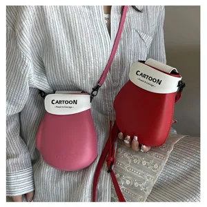 Unieke mini crossbody tas in de vorm van een bokshandschoen, creatief telefoon tasje, stijlvol detail.