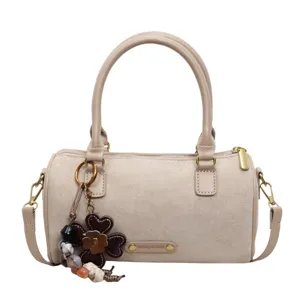 Vintage suède cilindrische schoudertas voor dames, chique crossbody tas met bloemenhangel.