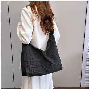 Vista posteriore dettagliata di una borsa a spalla a quadri morbida, grande capienza per ufficio.