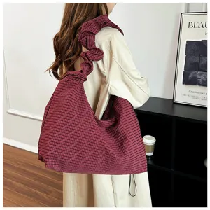 Vista dettagliata della borsa a tracolla hobo a quadri casual con elegante manico arricciato.