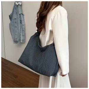 Borsa a tracolla slouchy a quadri da donna, grande borsa hobo casual con design morbido.