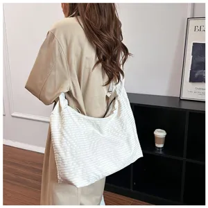 Vista dettagliata di una borsa a tracolla plissettata casual a righe per l'uso quotidiano.