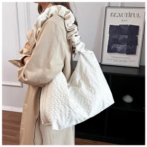 Vista dettagliata di una borsa a spalla bianca alla moda con tracolla arricciata per autunno.