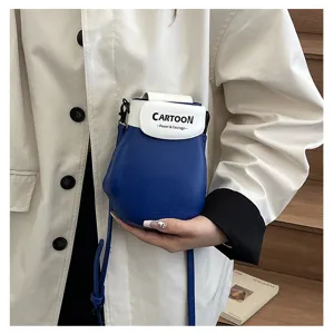 Kleine blauwe schoudertas met witte flap, stijlvol en uniek ontwerp voor dames.
