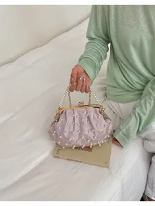 Detailansicht der bestickten Perlen Abendtasche mit Metall-Klickverschluss und Kette.