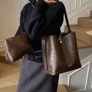 Grand sac cabas fourre-tout motif croco pour femme, élégant sac à épaule marron décontracté.