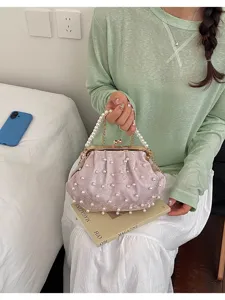 Detailansicht der Perlen Kussverschluss Abendtasche, elegante bestickte Muschel Umhängetasche.