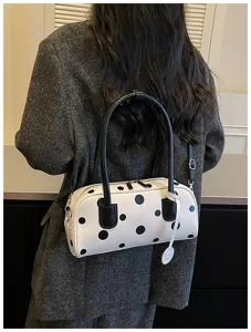Stilvolles Detail der gepunkteten Bowlingtasche mit klassischem Schwarz-Weiß-Muster und Griff.