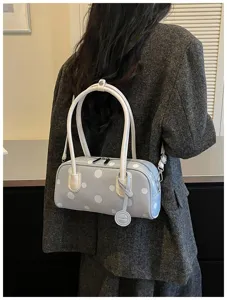 Stylische Pünktchen Bowlingtasche Detailansicht, schicke Umhängetasche für den Alltag.