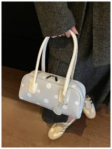Detailansicht einer stilvollen Pünktchen Bowling Handtasche mit starkem Reißverschluss.