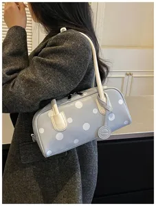 Detailansicht der blauen Pünktchen Bowling Handtasche, lässige Achsel Schultertasche.