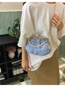 Schicke Perlen-Bügel-Umhängetasche mit besticktem Stoff und Kettengurt für elegante Damen.