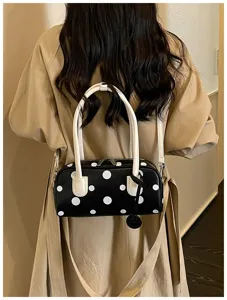 Detailansicht der stilvollen Pünktchen Bowlinghandtasche mit lässigem Achseltaschen Design.