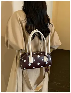 Detailansicht der stilvollen Polka-Dot-Bowlingtasche, die den braun-weißen Retro-Look gut zeigt.
