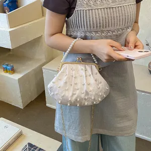 Elegante Perlen Kussverschluss Muschel Abendtasche mit Stickerei und Kette für Damen.