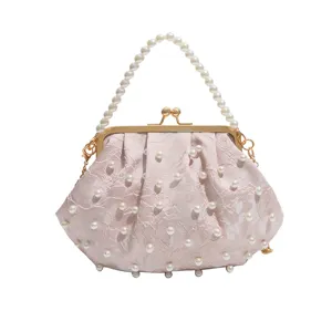 Elegante rosa Perlen Kuss-Schloss Clutch Tasche mit gestickter Spitze und Perlenhenkel.