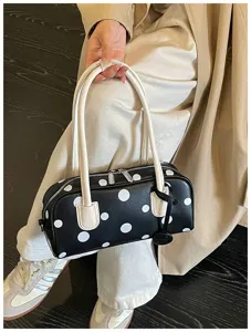 Elegante schwarz-weiße gepunktete Bowling-Handtasche, lässige Retro Umhängetasche.