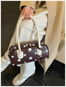 Braune Pünktchen Bowlingtasche für Damen, stilvolle Freizeithandtasche und modische Umhängetasche.