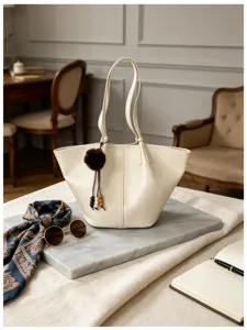 Retro oil-wax leather tote bag for women, large capacity casual single-shoulder underarm bag.