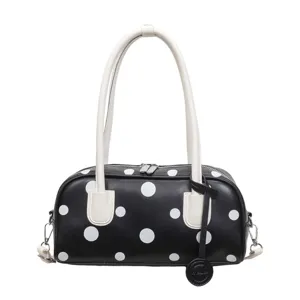 Schwarz-weisse gepunktete Bowlingtasche, stylische Handtasche aus Leder mit Tragegriffen.