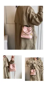 Borsa a tracolla trapuntata rosa da donna, mini borsa a secchiello elegante per uso.