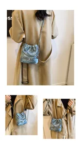 Mini borsa a tracolla trapuntata in denim da donna, elegante borsa casual con lettere in metallo.