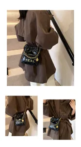 Vista dettagliata della borsa a tracolla matelassé nera con catena, design elegante.