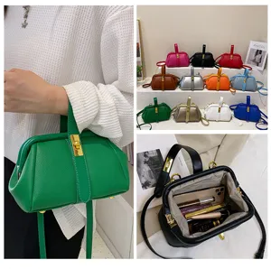 Vista dettagliata borsa donna chiusura bacio manico superiore pelle texturizzata