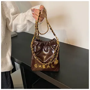 Borsa a tracolla trapuntata marrone da donna, mini borsa secchiello con cinturino in metallo.