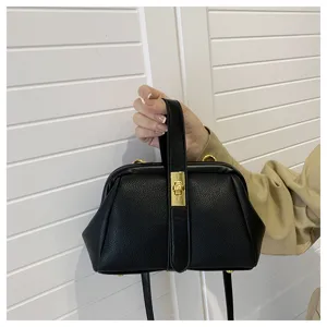 Borsa a mano nera elegante in pelle con texture e chiusura metallica per ogni occasione.