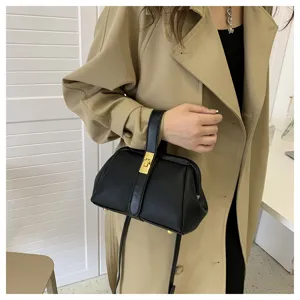 Chic borsa a mano nera con texture litchi e chiusura dorata, elegante borsa a tracolla e spalla.