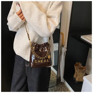 Mini borsa a tracolla trapuntata con catena, elegante borsa marrone scuro in pelle verniciata chic.