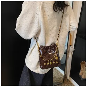 Mini borsa a secchiello trapuntata con catena da donna, borsa firmata di lusso chic.
