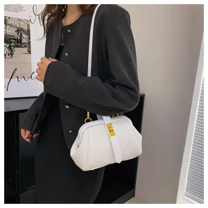 Vista dettagliata della borsa a tracolla donna con motivo litchi e chiusura elegante.