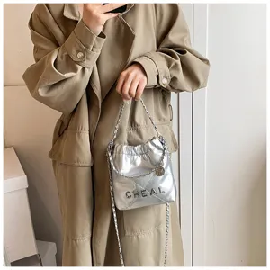 Borsa a secchiello trapuntata argentata con lettere metalliche, mini borsa a tracolla da donna.