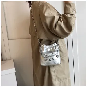 Vista dettagliata della borsa a tracolla trapuntata argentata, elegante mini borsa casual.