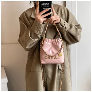 Borsa a tracolla trapuntata rosa, mini borsa a secchiello con lettere in metallo.