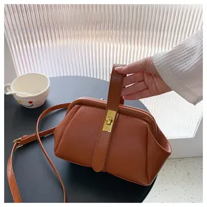 Borsa a tracolla da donna marrone elegante con chiusura a bacio e texture raffinata per ogni giorno.