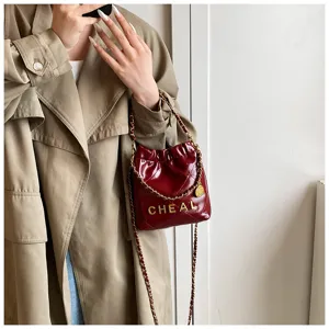 Vista dettagliata della borsa a tracolla trapuntata rossa da donna con lettere chic.