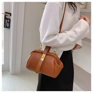 Vista dettagliata della borsa marrone con motivo litchi, elegante borsa a tracolla e a spalla.